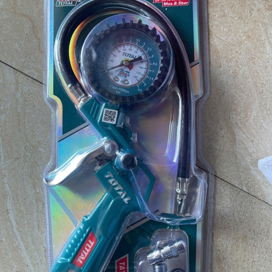 Dụng cụ bơm lốp có đồng hồ đo áp suất Total TAT11601